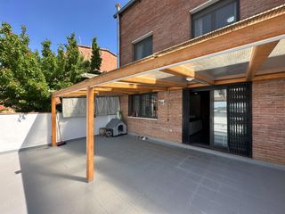 Casa a schiera in Viladecavalls. Casa con ascensor, buhardilla y garaje para 5 coches en zona res