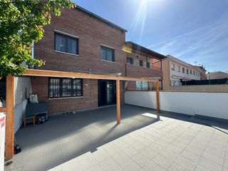 Casa a schiera in Viladecavalls. Casa con ascensor, buhardilla y garaje para 5 coches en zona res