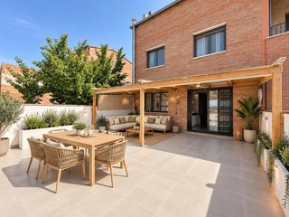 Casa a schiera in Viladecavalls. Casa con ascensor, buhardilla y garaje para 5 coches en zona res