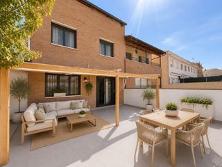 Reihenhaus in Viladecavalls. Casa con ascensor, buhardilla y garaje para 5 coches en zona res