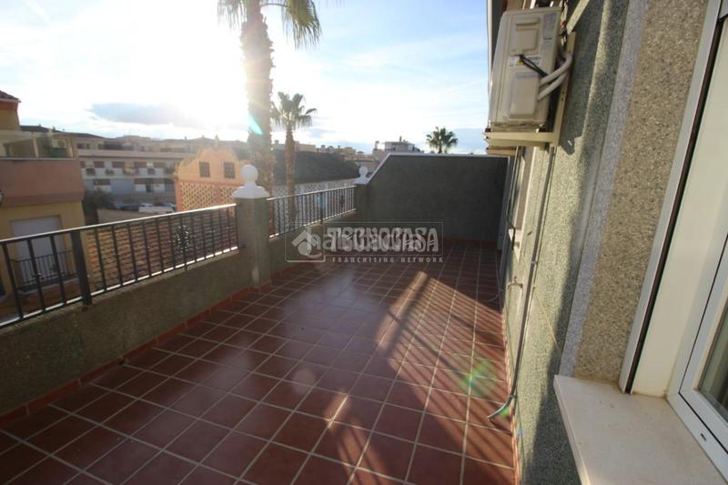 Foto 8594fc61-77a4-48c0-bbef-ed51cc087fd2. Ático  en venta en Casco Histórico Churriana de la Vega