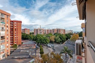 Pis en Avenida de los guindos 29. Piso amplio y luminoso en los guindos
