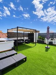 Penthouse in Barriada los fernández 50. Ático con 55 m² de solárium privado, parking, trastero y licenci