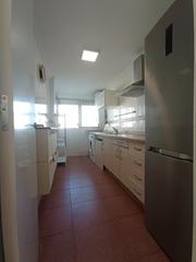 Lloguer Pis  Grupo las naciones 40. Vacio, cocina amueblada, mas inf. whatssap 676657258