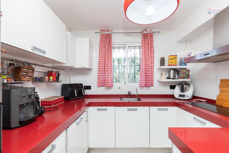 Foto f956ba7b-2649-4cfb-8181-9c35d25b0ae4. Casa aparellada amb aparcament piscina a El Playazo Vera