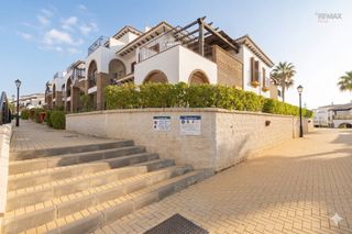 Casa adossada en Avenida ca�ada juli�n 8. Un oasis de elegancia y confort en las salinas de vera: su nuevo