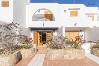 Casa adossada  Calle del ancla 1. **casa adosada en primera línea de playa - residencial las marin