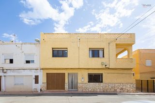 Casa aparellada  Calle la mezquita. Casa de pueblo con solarium y vistas al mar en villaricos