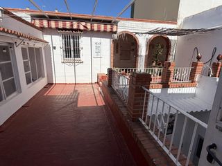 Haus  Calle de pío xii 3. Casa en venta en zona estación carlos iii