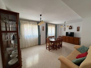 Piso en Camposoto. Piso vpo en camposoto con amplio garaje y trastero
