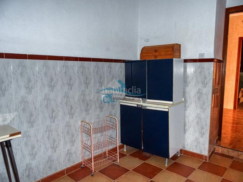 Foto c5bbc006-7e1f-4865-ad93-68c9321f498a. Casa otl inmobiliaria vende piso (jaén) - centro. dispone de 2 plantas, 3 baños, 2 salones, 2 cocinas, patio interior co en Santa Elena