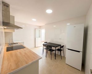 Lloguer Pis  Calle santiago. Se alquila apartamento de 5 dormitorios reformado en el centro d