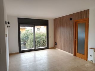 Location Appartement  Avinguda dels poetes catalans. Piso luminoso en el centro de folgueroles