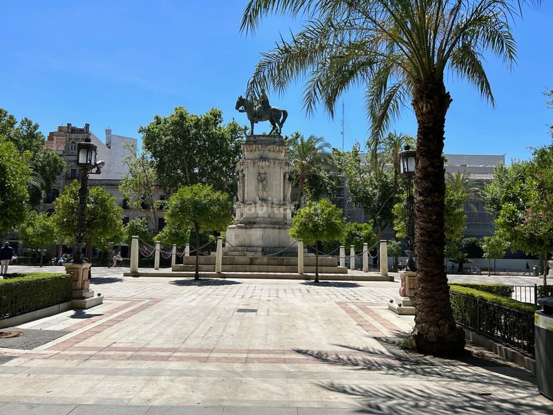 Foto cdb716b0-f34a-4f31-9719-a6b24842dd68. Aparcament cotxe a Arenal - Museo Sevilla