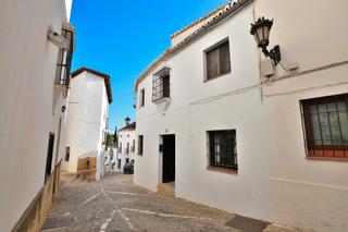 Casa adossada a La Ciudad. Casa con encanto en un lugar lleno de historia.