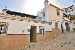 Casa adossada a Centro. Dos viviendas con garaje