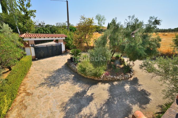 Foto 45dd552a-198d-4fec-b10e-06fd1273c313. Masia amb xemeneia aparcament piscina a Arriate