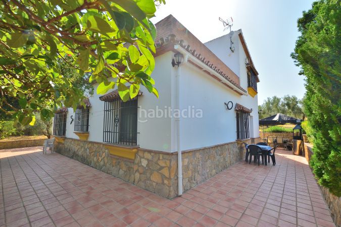 Foto f2b6ccf1-2a28-400b-b586-912933fef621. Masia amb xemeneia aparcament piscina a Arriate