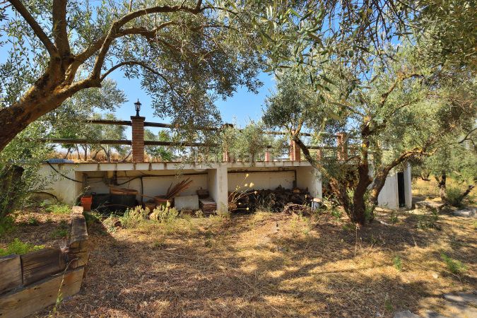 Foto fa9d6c7c-368e-42fc-8386-031e9f430326. Masia amb xemeneia aparcament piscina a Arriate