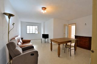 Etagenwohnung in Calle giner de los ríos 20. En cuentra tu hogar en este acogedor piso familiar en la dehesa,