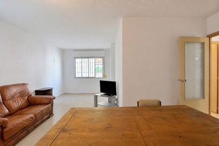 Flat in Calle giner de los ríos 20. En cuentra tu hogar en este acogedor piso familiar en la dehesa,