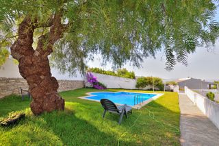 Casa adossada  Calle larga. Oportunidad de chalet adosado en residencial con piscina.  si bu
