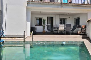 Casa aparellada  Calle clavel. *piscina, terraza y licencia turística en ronda*