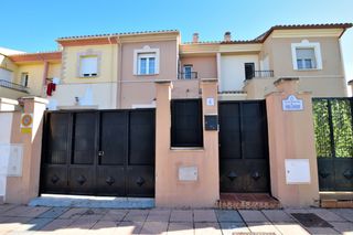 Reihenhaus in Calle escritora maría zambrano 4. Descubre esta encantadora casa adosada ubicada en la prestigiosa
