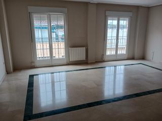 Appartement  Calle santa brígida 9. Piso con garaje y trastero en el centro de jaen