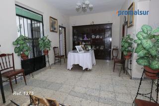 Casa a Puente Genil. Casa en venta en centro, 5 dormitorios.