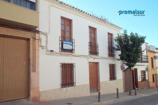 Casa a Puente Genil. Casa en venta en centro.