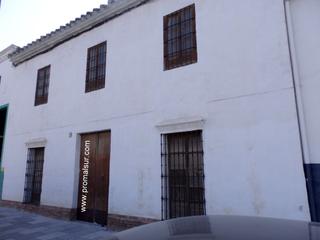 Casa en Puente Genil. Casa en venta en barrio bajo, 4 dormitorios.