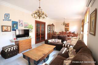 Casa a Puente Genil. Casa en venta en centro, 5 dormitorios.