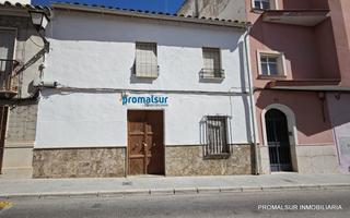 Maison à Puente Genil. Casa en venta en centro, 3 dormitorios.