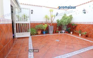 Casa a Puente Genil. Casa en venta en puente genil, 5 dormitorios.