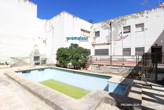 Casa a Puente Genil. Casa en venta en centro, 4 dormitorios.