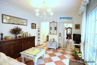 Appartamento in Puente Genil. Piso en venta en barrio alto, 4 dormitorios.