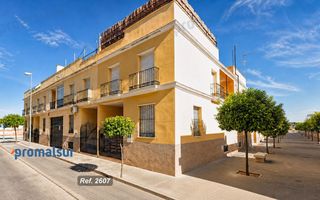 Casa in Puente Genil. Casa en venta en piscina, 4 dormitorios.