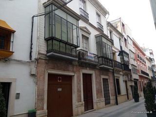 Casa en Puente Genil. Casa en venta en barrio bajo, 8 dormitorios.
