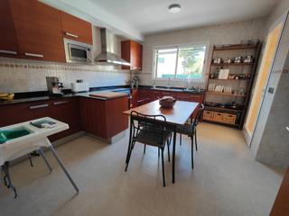 Maison jumelée à Maioris-Puig de Ros. Bonito y acogedor chalet pareado de tres plantas con piscina pri