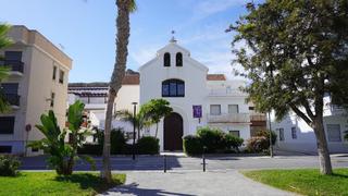 Casa adossada a La fuente 26. Casa en tercera línea de playa en calahondagranada