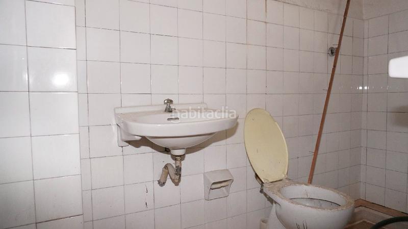 Foto 44b97105-6685-4aa5-bee2-8719b506dd5f. Local comercial amplio local junto a la calle ancha con vado en Motril