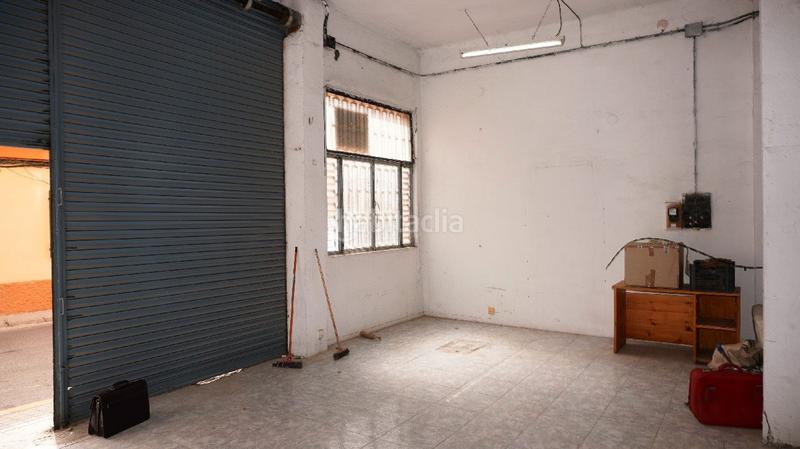 Foto 596d9aa4-34fd-4545-b593-587513fa3f56. Local comercial amplio local junto a la calle ancha con vado en Motril