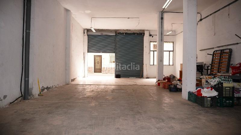 Foto a81cc4f0-f96d-4013-b574-573c309423fd. Local comercial amplio local junto a la calle ancha con vado en Motril