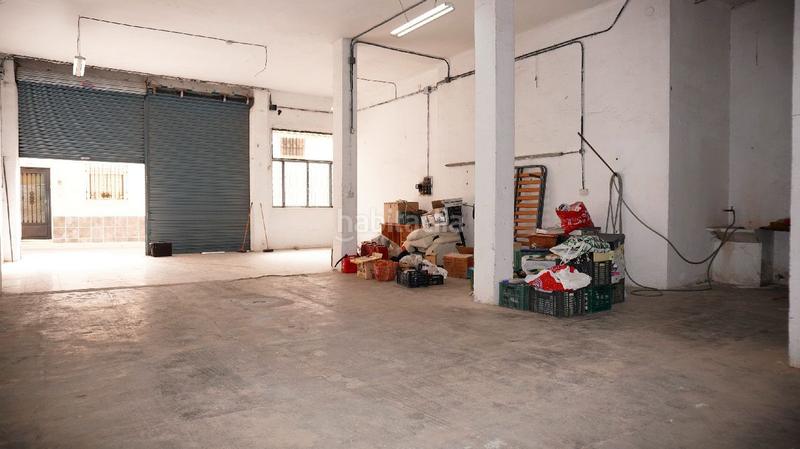 Foto f2b8ae11-39b5-44c2-8d9e-f0d9a53f9b31. Local comercial amplio local junto a la calle ancha con vado en Motril