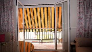 Appartement  San isidro. Piso grande sin ascensor con 4 dormitorios y dos baños en la cal