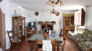 Masia a Vélez de Benaudalla. Casa de campo con vistas y terreno para invernaderos en la gorgo