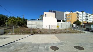 Terreny residencial a Avenida doctor norman bethune 1. Solar en esquina frente a alcampo