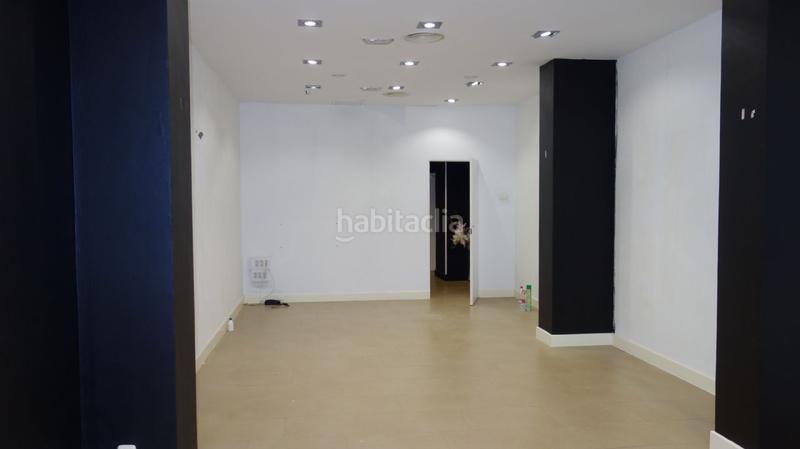 Foto f14adeeb-9a1d-48bd-88e9-51188499f79f. Local comercial local céntrico ideal para tienda en Motril