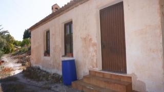 Masia  Los tablones. Finca rústica con cortijo, almacén y agua a dos kilómetros de lo